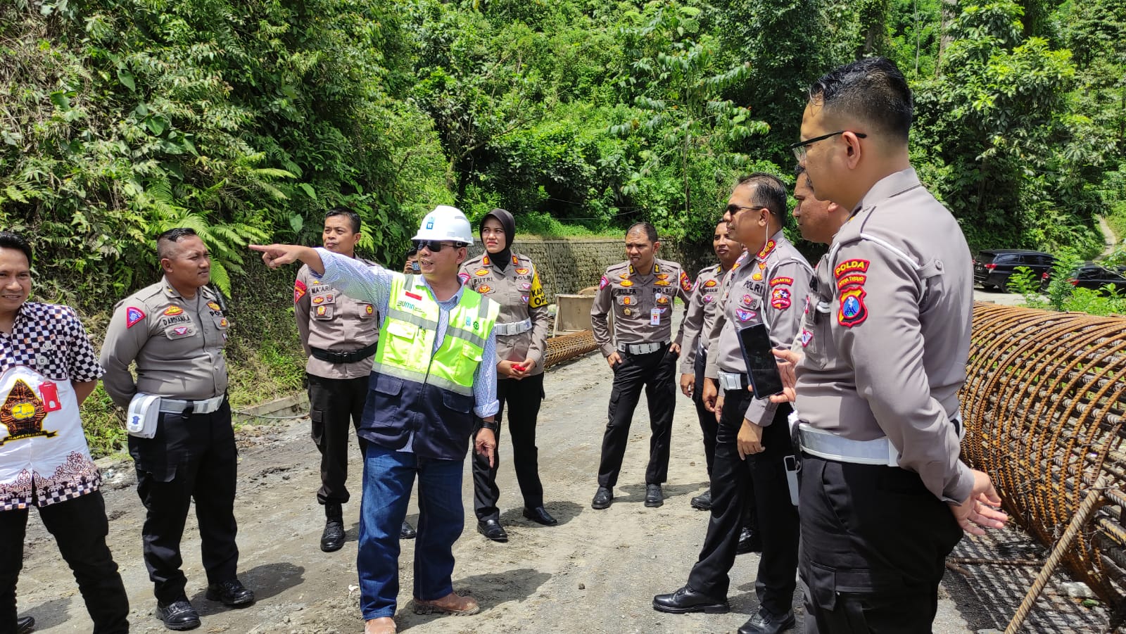 Dampingi Koorlantas Polri, Polda Jatim Tinjau Lokasi Pembangunan Gladak Perak di Lumajang