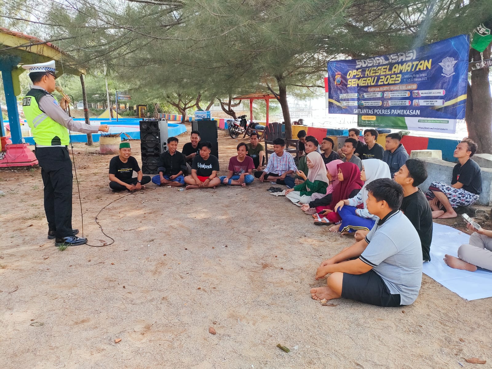 Humanis, Polisi Sosialisasi Ops Keselamatan Semeru 2023 di Area Wisata Pamekasan