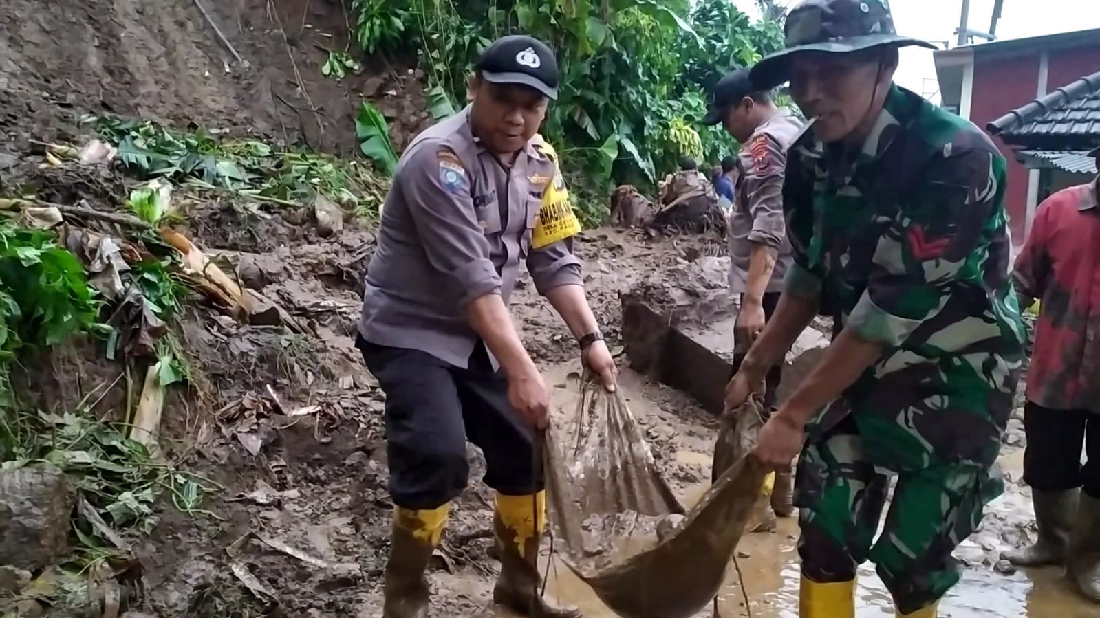 Sinergitas, Polisi Bersama TNI dan Warga Bersihkan Material Longsor di Mojokerto