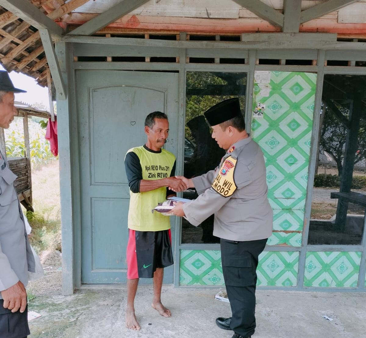 Polisi Peduli, Polres Lamongan Beri Bantuan Untuk Warga Kurang Mampu