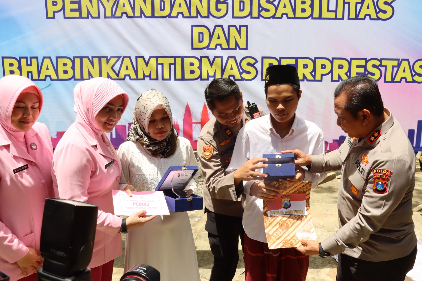 Kunjungi Polres Pacitan, Kapolda Jatim Apresiasi Anggota Berprestasi dan Beri Santunan Untuk Disabilitas