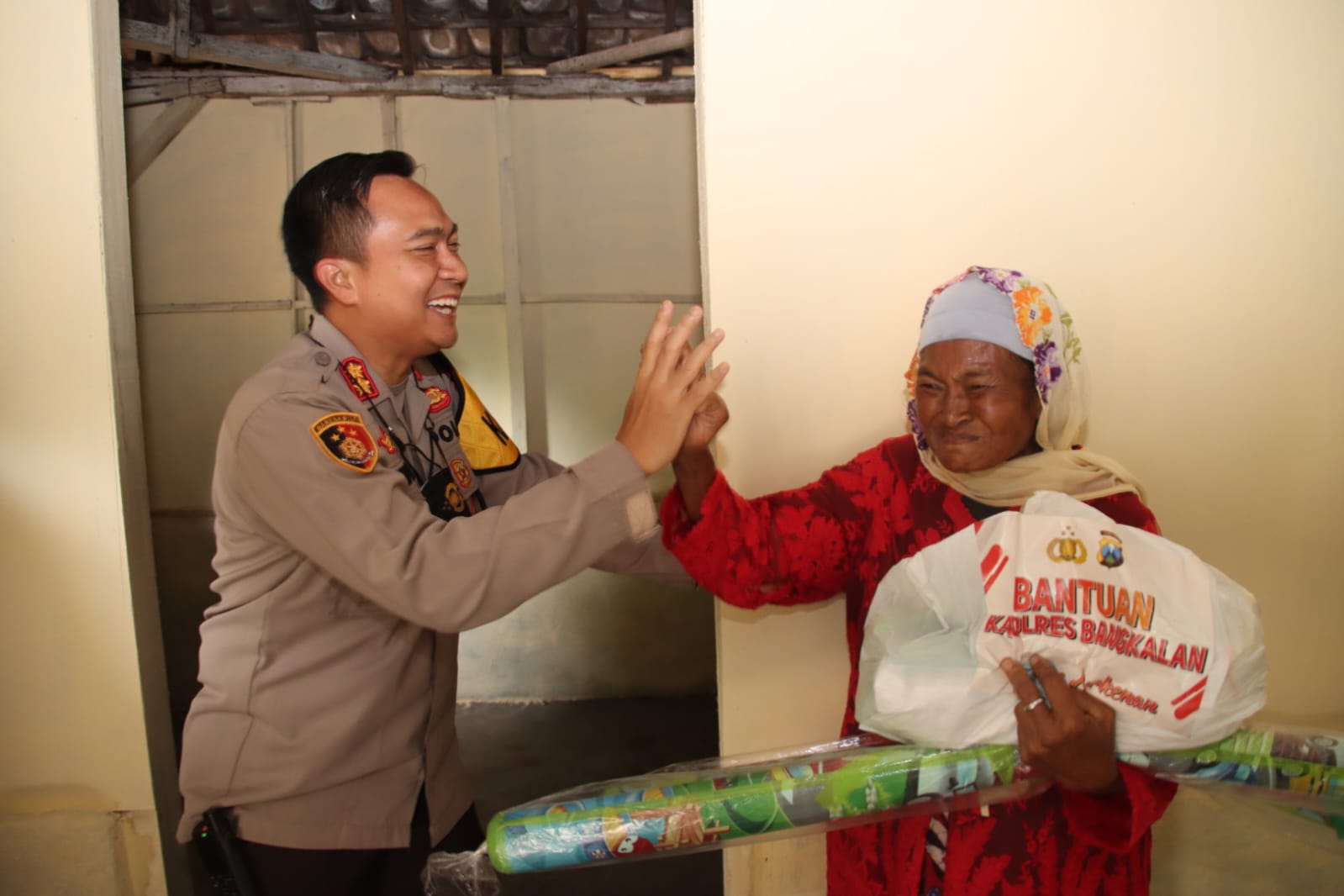 Polri Peduli, Kapolres Bangkalan Resmikan Bedah Rumah Seorang Nenek di Socah