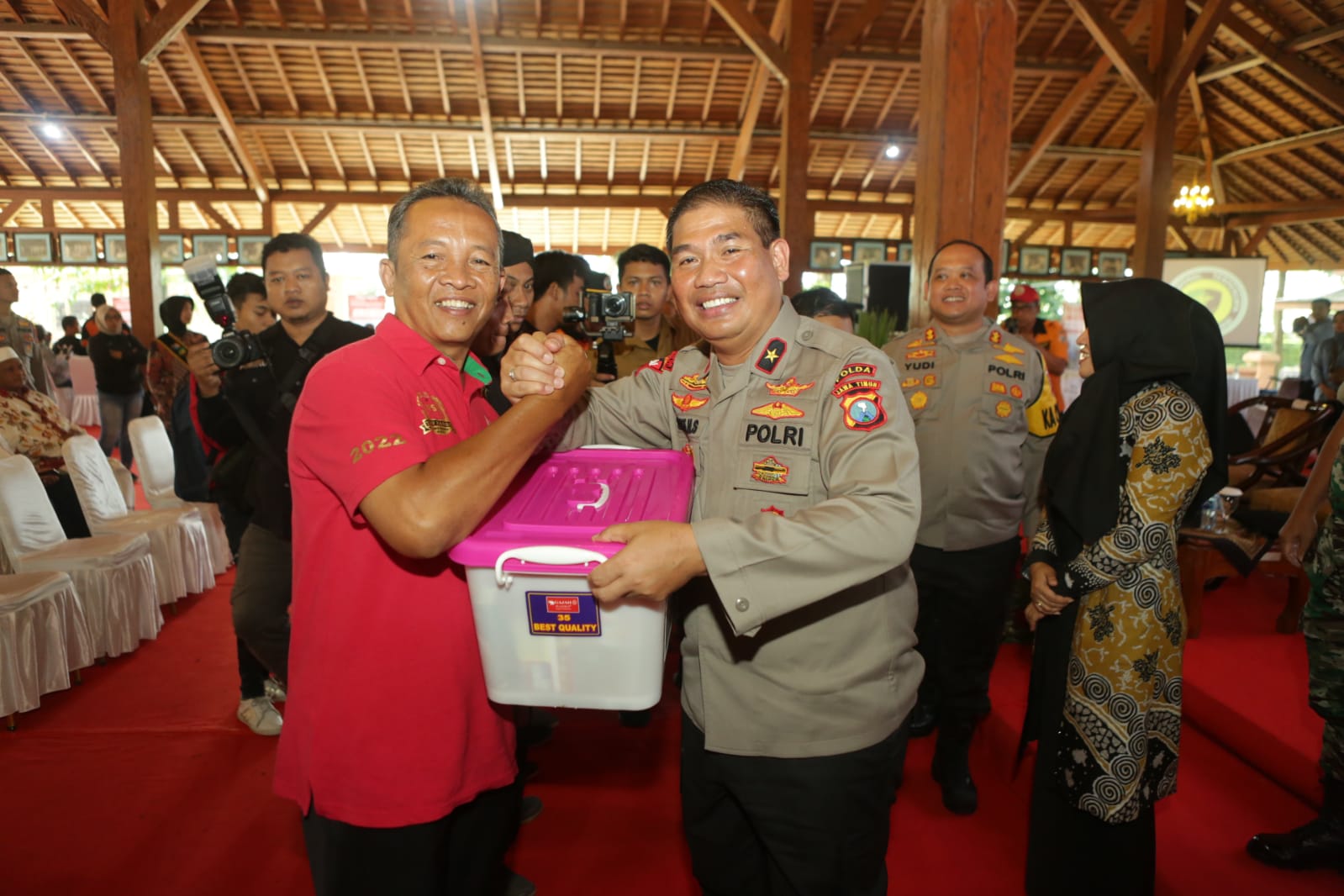 Wakapolda Jatim Sampaikan Terimaksih Kepada Warga Dalam Penanganan Bencana Alam di Mojokerto