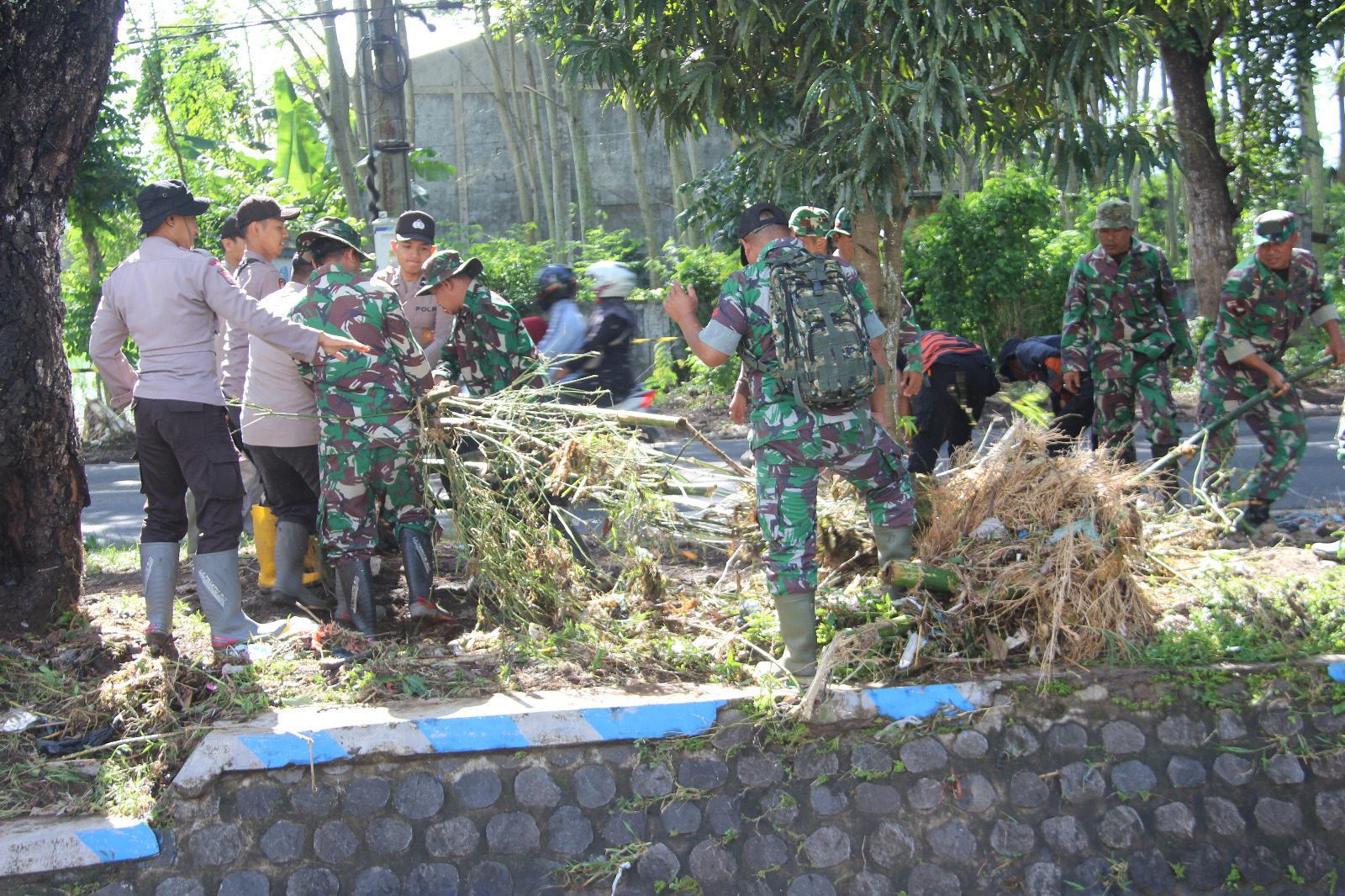 Sinergitas, Polres Bondowoso Bersama TNI dan Warga Kerja Bakti Pasca Banjir Bandang Pancoran