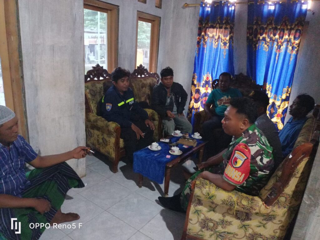 Kolaborasi Polisi Bersama TNI dan Pemdes Berhasil Redam Isu Santet di Situbondo