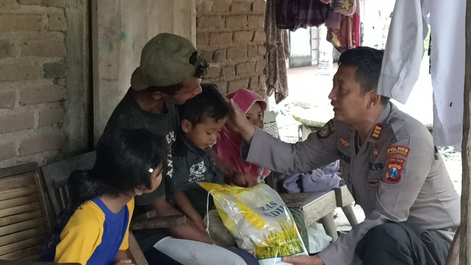 Polisi di Ponorogo Salurkan Bantuan Untuk Warga Yang Memiliki Balita Berstatus Stunting