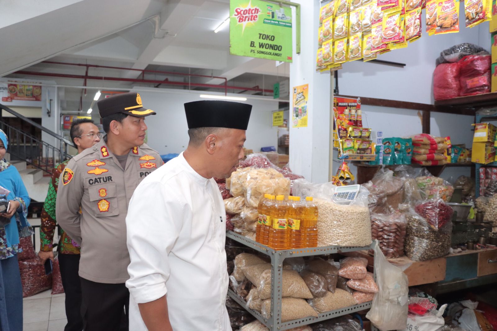 Awal Ramadhan, Kapolres Ponorogo Bersama Bupati Sidak Bahan Pokok di Pasar Legi