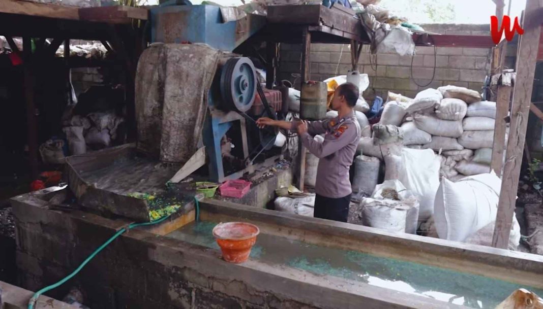 Polisi Inspiratif, Bripka Iwan Pekerjakan Warga Sekitar Kelola Sampah