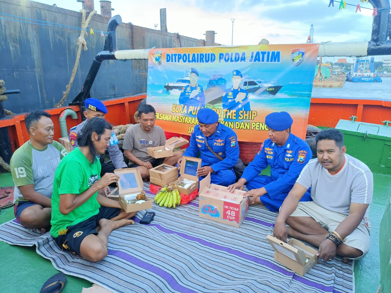 Ditpolairud Polda Jatim Patroli Perairan Dengan Program BOS di Bulan Ramadhan