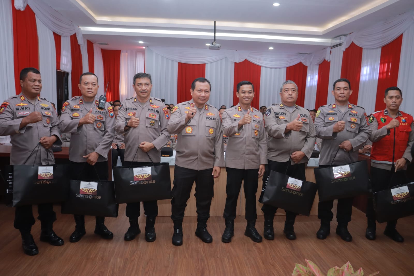 Kapolda Jatim Beri Apresiasi Kepada Sejumlah Personel Polres Jember