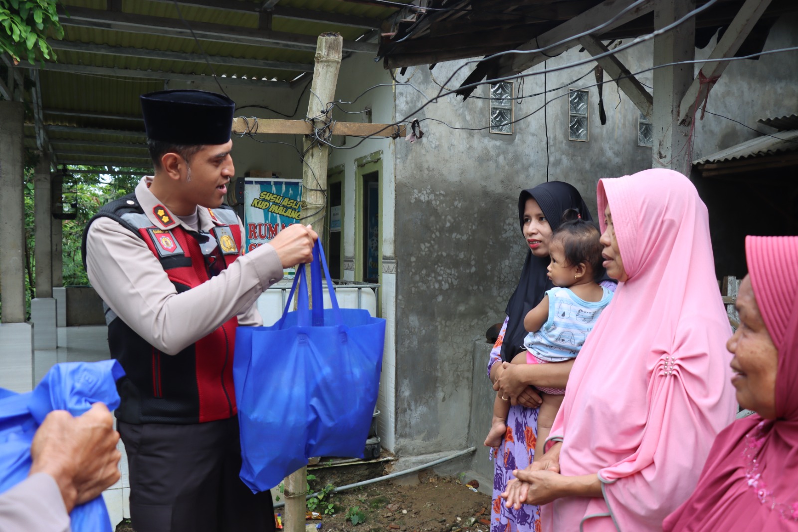 Polri Peduli, Polres Pamekasan Salurkan Bantuan Sembako Kepada Warga Terdampak Banjir
