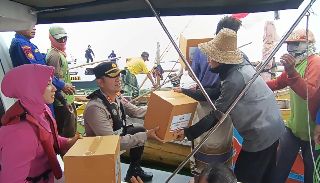 Polres Pasuruan Kota Salurkan Bantuan Kemanusiaan Untuk Nelayan