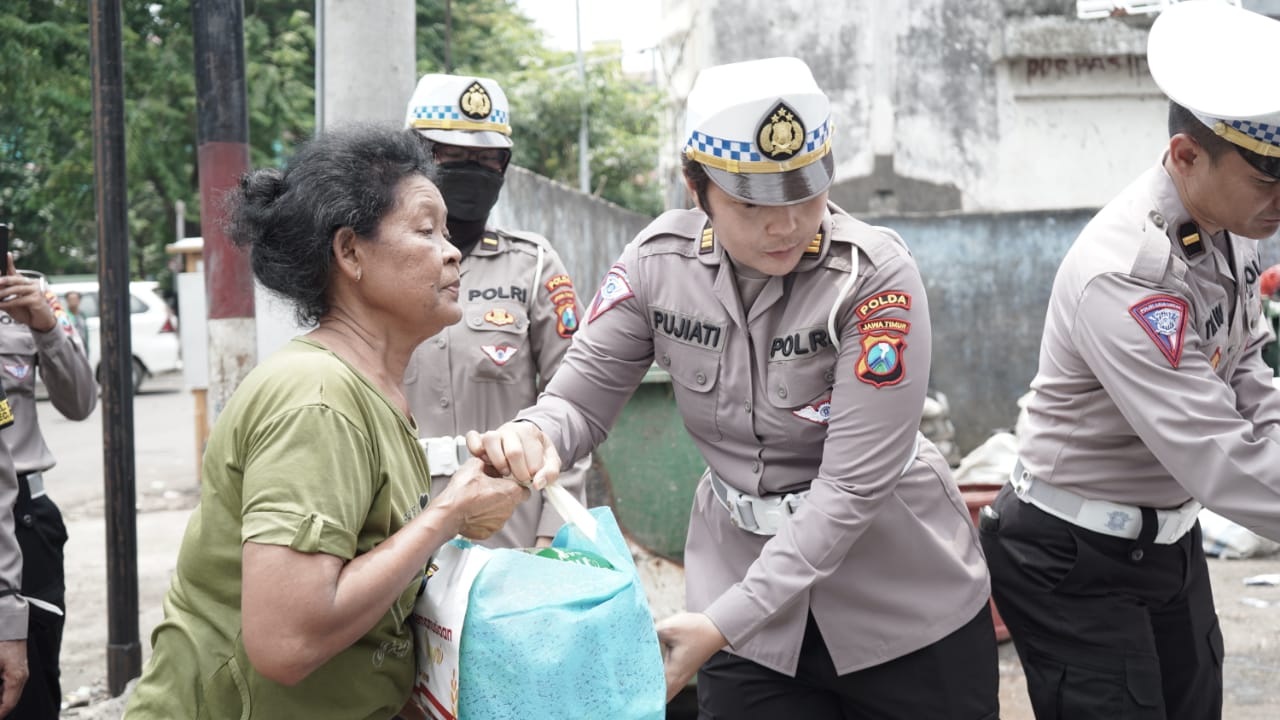 Ditlantas Polda Jatim Berbagi Berkah Ratusan Sembako Untuk Pemulung
