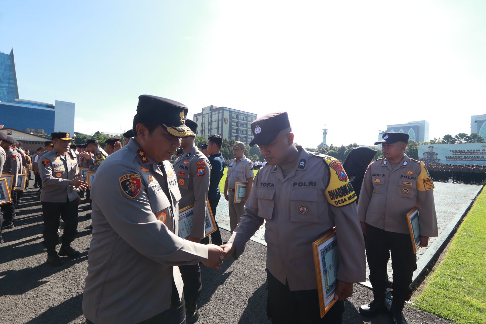 Kapolda Jatim Beri Penghargaan Kepada Briptu Mustofa Sebagai Bhabinkamtibmas Inovatif