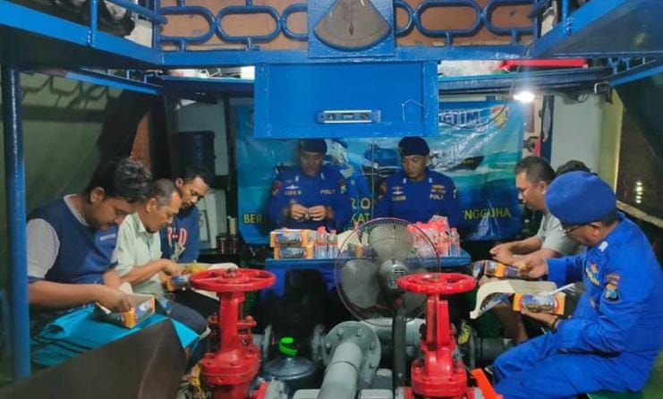 Ditpolairud Polda Jatim Patroli Perairan Lewat SOS Berbagi Kebajikan, Wargapun Senang