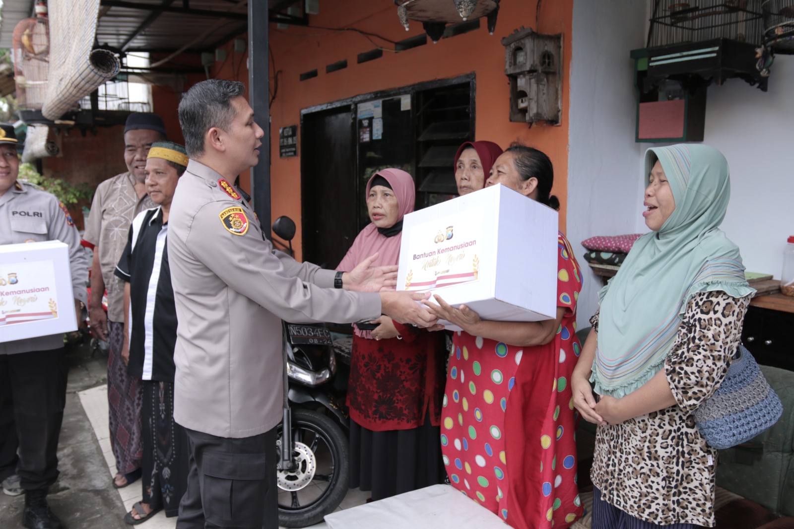 Sambangi Warga Bantaran Rel Kereta Api, Kapolresta Malang Kota Distribusikan Bantuan Kemanusiaan Untuk Negeri
