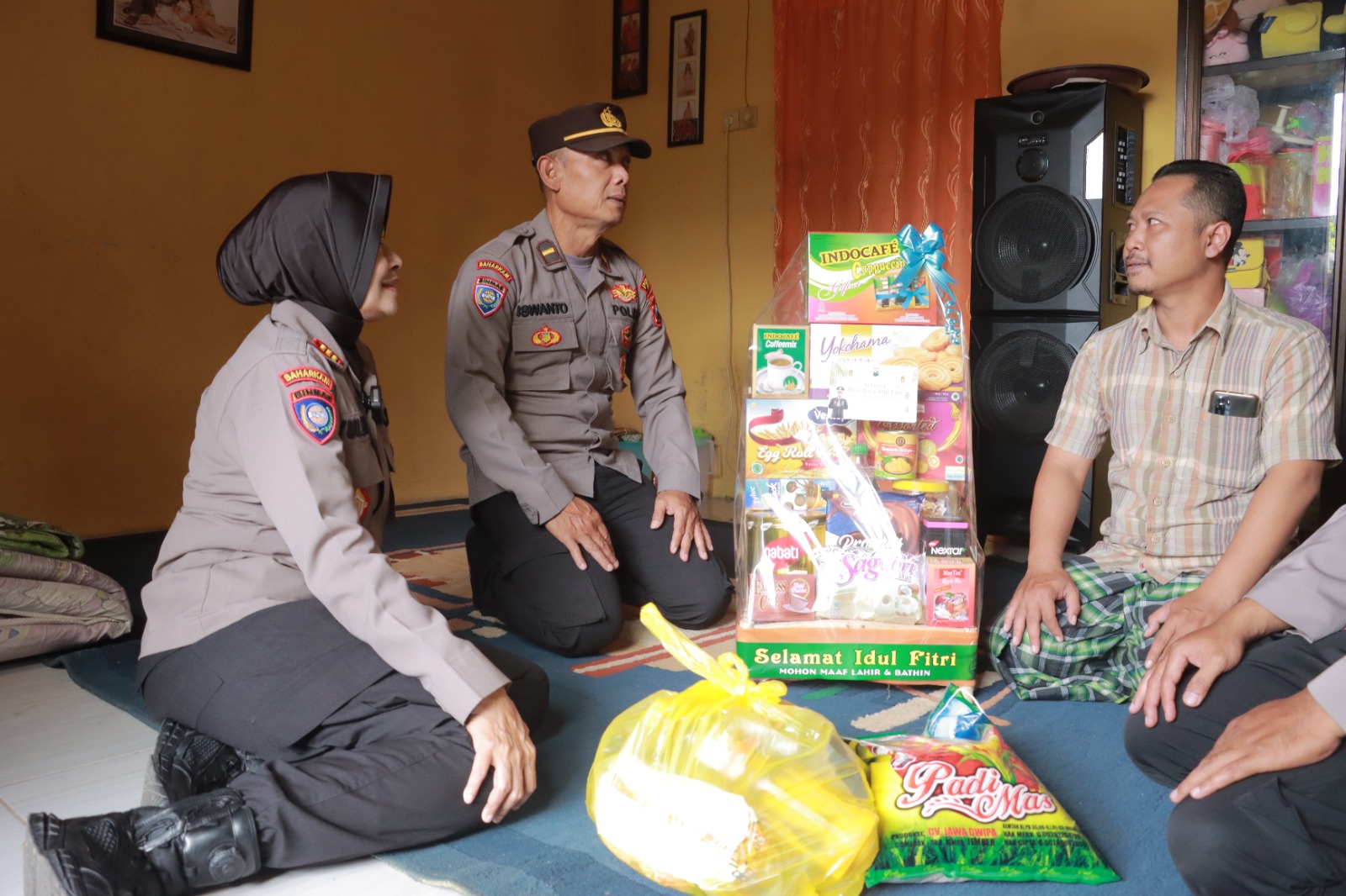 Polisi Kembali Berikan Bantuan Untuk Keluarga Aremania di Jember