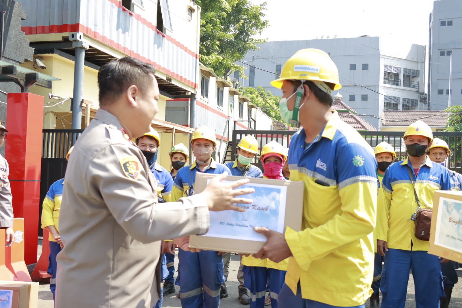 Polres Tanjung Perak Salurkan Bantuan Sembako Untuk Petugas Kebersihan