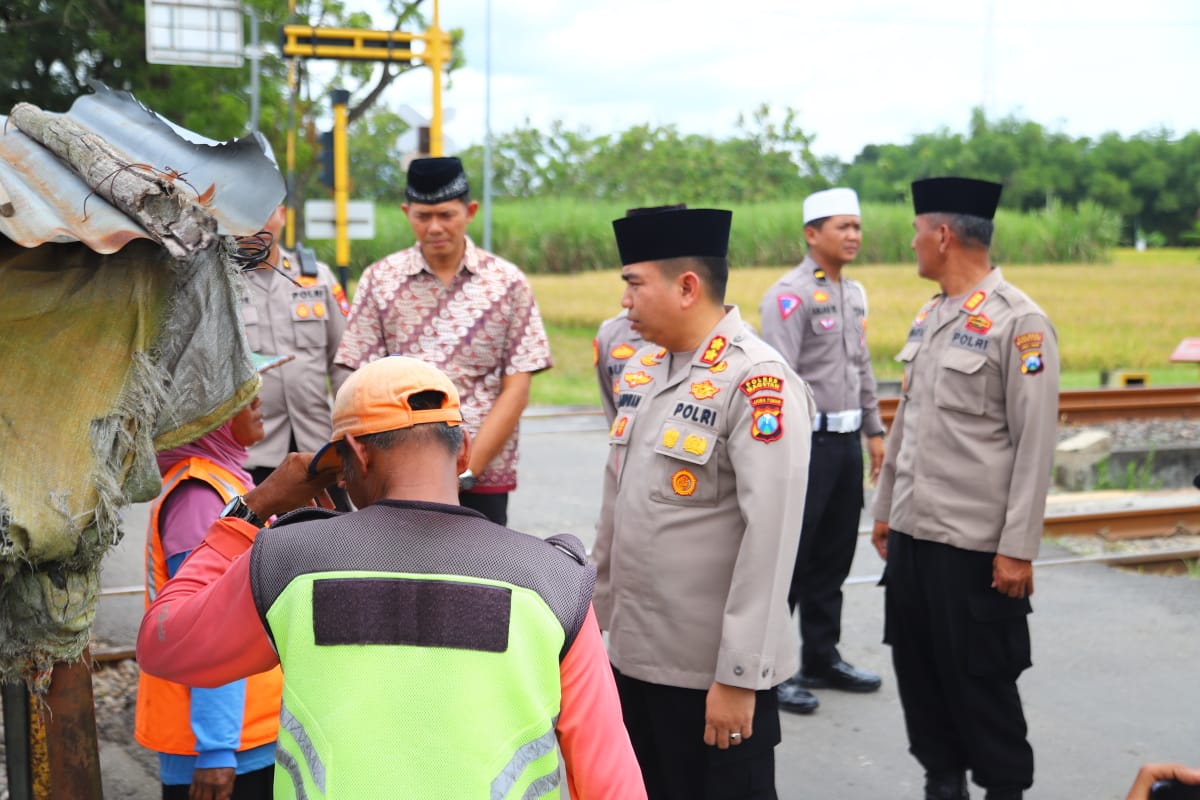 Jelang Idhul Fitri, Kapolres Magetan Atensi Perlintasan KA Tanpa Palang Pintu