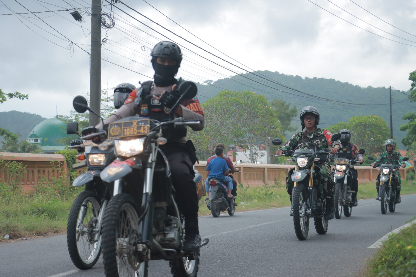 Akhir Ops Ketupat Semeru 2023, Sinergitas Polres Jember Bersama TNI Lakukan Patroli Tingkatkan Keamanan