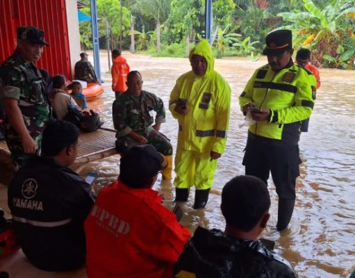 Polisi bersama TNI dan BPBD Evakuasi Ribuan Warga Terdampak Banjir di Bangkalan