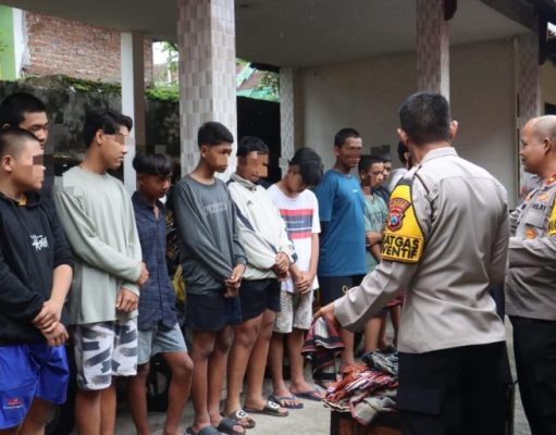 Diduga Akan Perang Sarung Polres Mojokerto Kota Amankan Puluhan Remaja