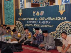 Sambut Ramadhan Polres Lamongan Waqaf 973 Al-Qur’an ke Masjid dan Mushola