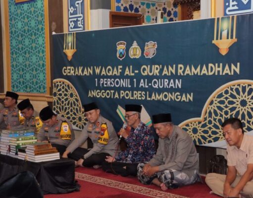 Sambut Ramadhan Polres Lamongan Waqaf 973 Al-Qur’an ke Masjid dan Mushola