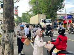 Ramadhan Berkah Polres Malang Berbagi Ratusan Kantong Takjil Untuk Pengguna Jalan