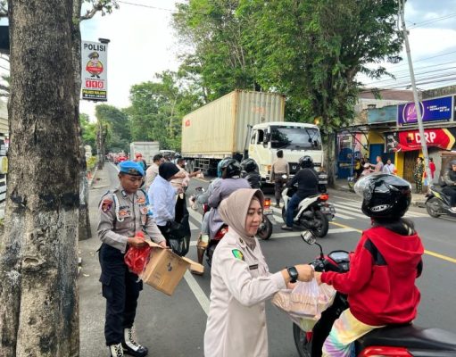 Ramadhan Berkah Polres Malang Berbagi Ratusan Kantong Takjil Untuk Pengguna Jalan
