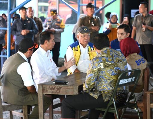 Presiden Jokowi Tinjau Posko Pengungsian Warga Terdampak Banjir di Demak