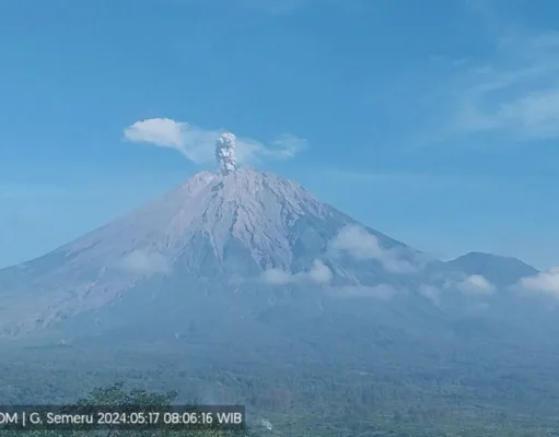 Jumat Pagi ini Gunung Semeru Mengalami 5 kali Erupsi Tinggi Letusan Capai 900 meter