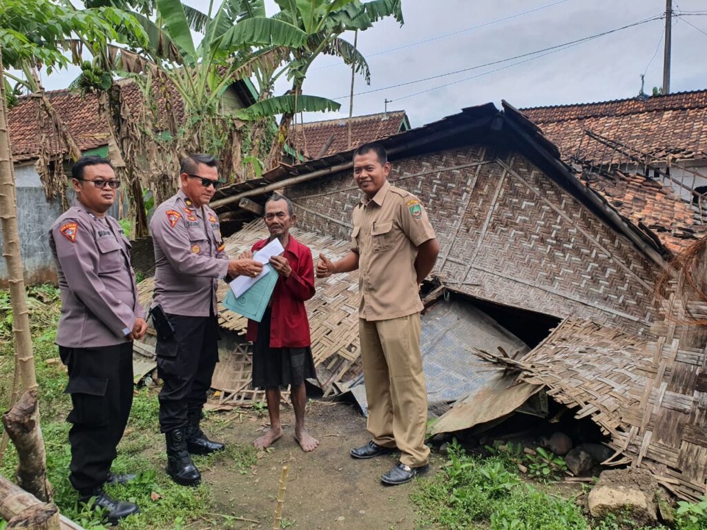 Bakti Sosial Polres Blora Kepada Korban Angin Puting Beliung Di Desa Gempolrejo Tunjungan