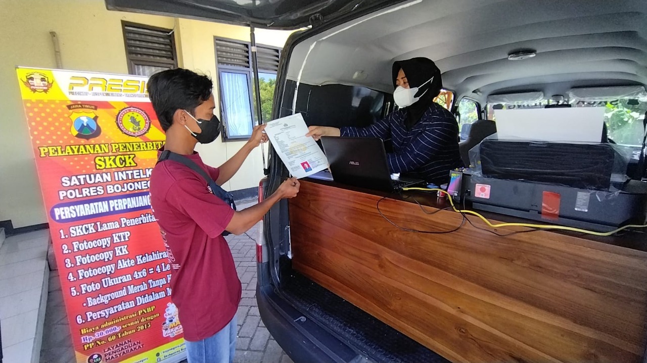 Jemput Bola, Mobil SKCK Keliling Polres Bojonegoro Layani Warga ke Pelosok Desa