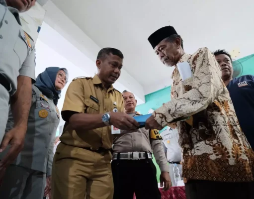 Disdukcapil Depok Serahkan Akta Kematian Kepada Ahli Waris Korban Meninggal Kecelakaan Bus Subang