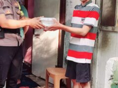 Aiptu Agus Riyanto Bagikan Makanan Buka Puasa di Slum Area
