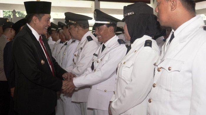 bupati-magelang-zaenal-arifin-melantik-293-kepala-desa-kades-yang-baru-di-pendopo-soepardi
