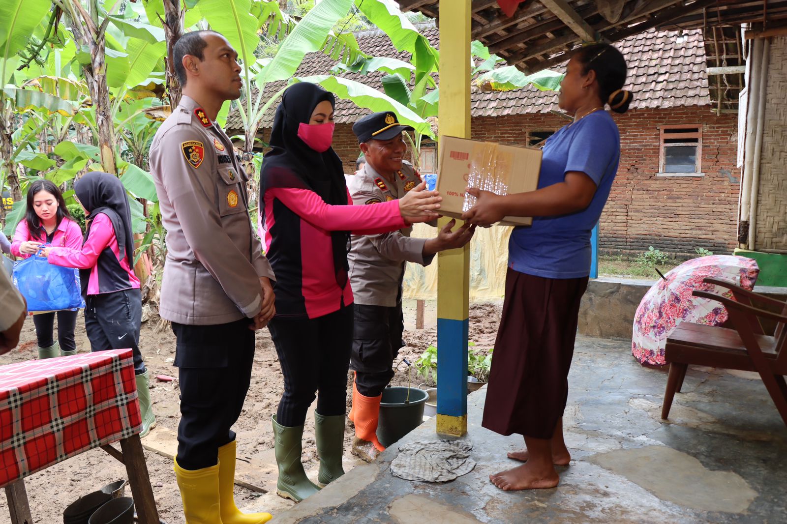 Polres Malang dan Bhayangkari Salurkan Bantuan Korban Banjir di Sumbermanjing Wetan