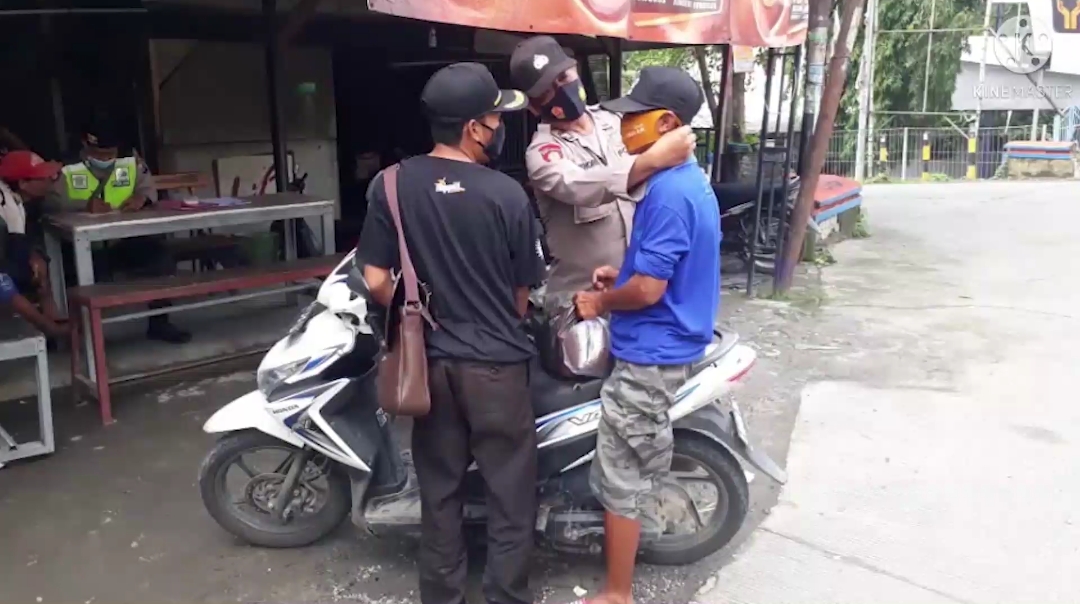 Pamor Keris Polresta Mojokerto Bagikan Masker Dan Himbau Selalu Terapkan Prokes