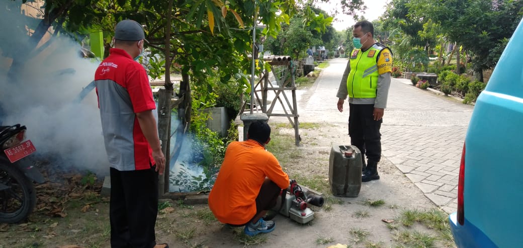 Polres Ngawi bersama Dinkes Lakukan Fogging Pasca Banjir, Antisipasi Deman Berdarah