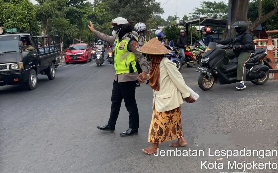 Polisi Cantik Di Mojokerto Bantu Sebrangkan Nenek-nenek Demi Keselamatan