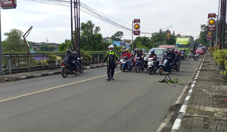 Kanit Patroli Satlantas Polresta Malang Kota, Urai Kemacetan di Jembatan Embong Brantas Malang