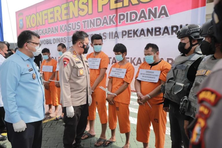 Tim Khusus Jatanras Polda Riau Dan Satreskrim Polresta Pekanbaru Ungkap Pelaku Pembakaran Mobil.