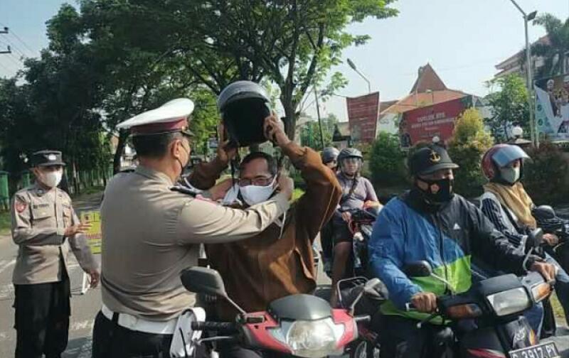 Petugas Pamor Keris Polresta Mojokerto Bagikan Masker dan Ajak Pengendara Tertib Berlalu Lintas