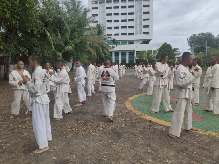 Asah Kemampuan Personel Dit Samapta Polda Kalbar Latihan Beladiri Tarung Derajat