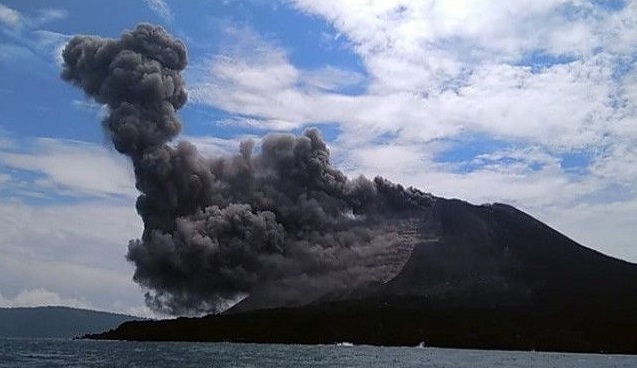 gunung-anak-krakatau-erupsi-begini-kondisi-terakhirnya_m_-640x446
