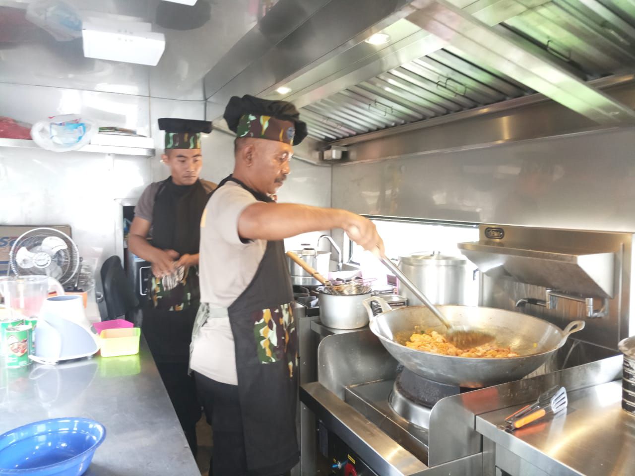 Goyangan Sendok dan Wajan Sang Koki Berseragam Sat Brimob Polda Banten