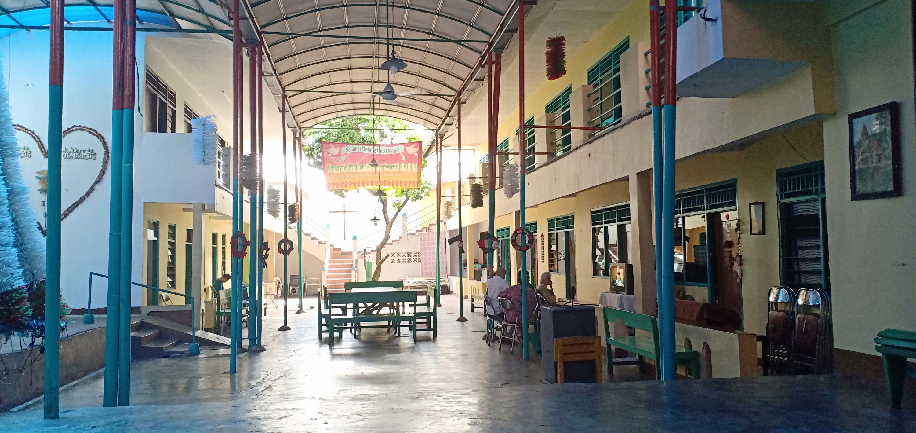 Berkunjung Ke Panti Jompo dan Panti Asuhan.