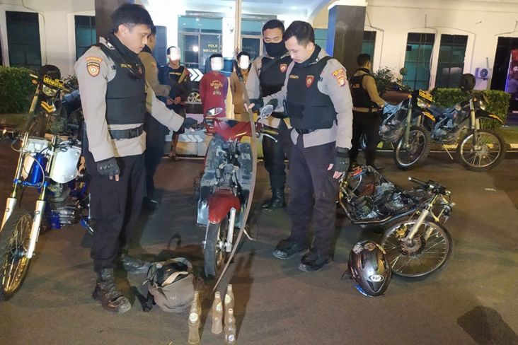 mau-tawuran-di-cikarang-polisi-ciduk-gerombolan-pemuda-bercelurit-raksasa-tdl.jpg