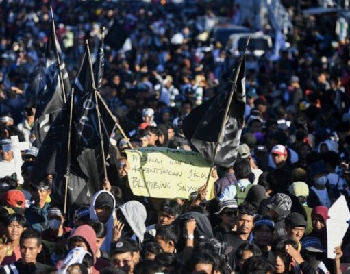 Jangan Memprovokasi Masyarakat, Massa Pendukung Hasil Pemilu 2024 Padati Depan Gedung KPU